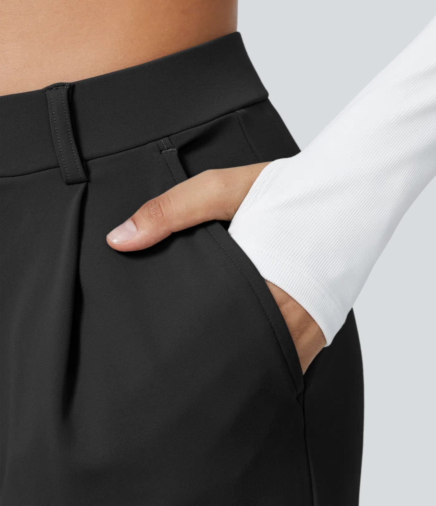 Pantalon tailleur ALERA Flex™ DayStretch à taille haute, coupe droite, avec poches pratiques.