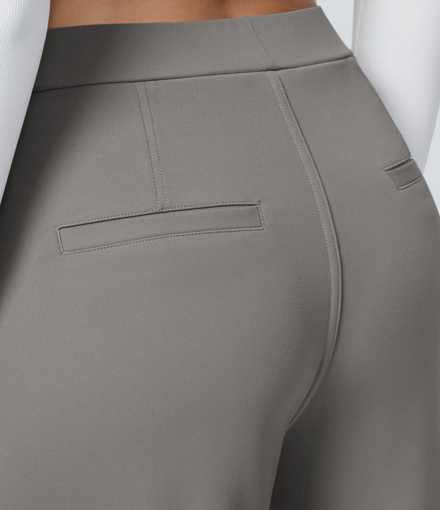 Pantalon tailleur ALERA Flex™ DayStretch à taille haute, coupe droite, avec poches pratiques.
