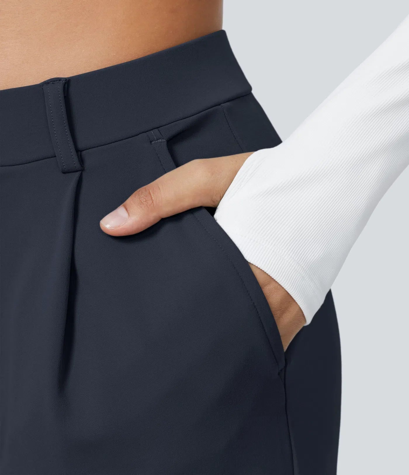 Pantalon tailleur ALERA Flex™ DayStretch à taille haute, coupe droite, avec poches pratiques.