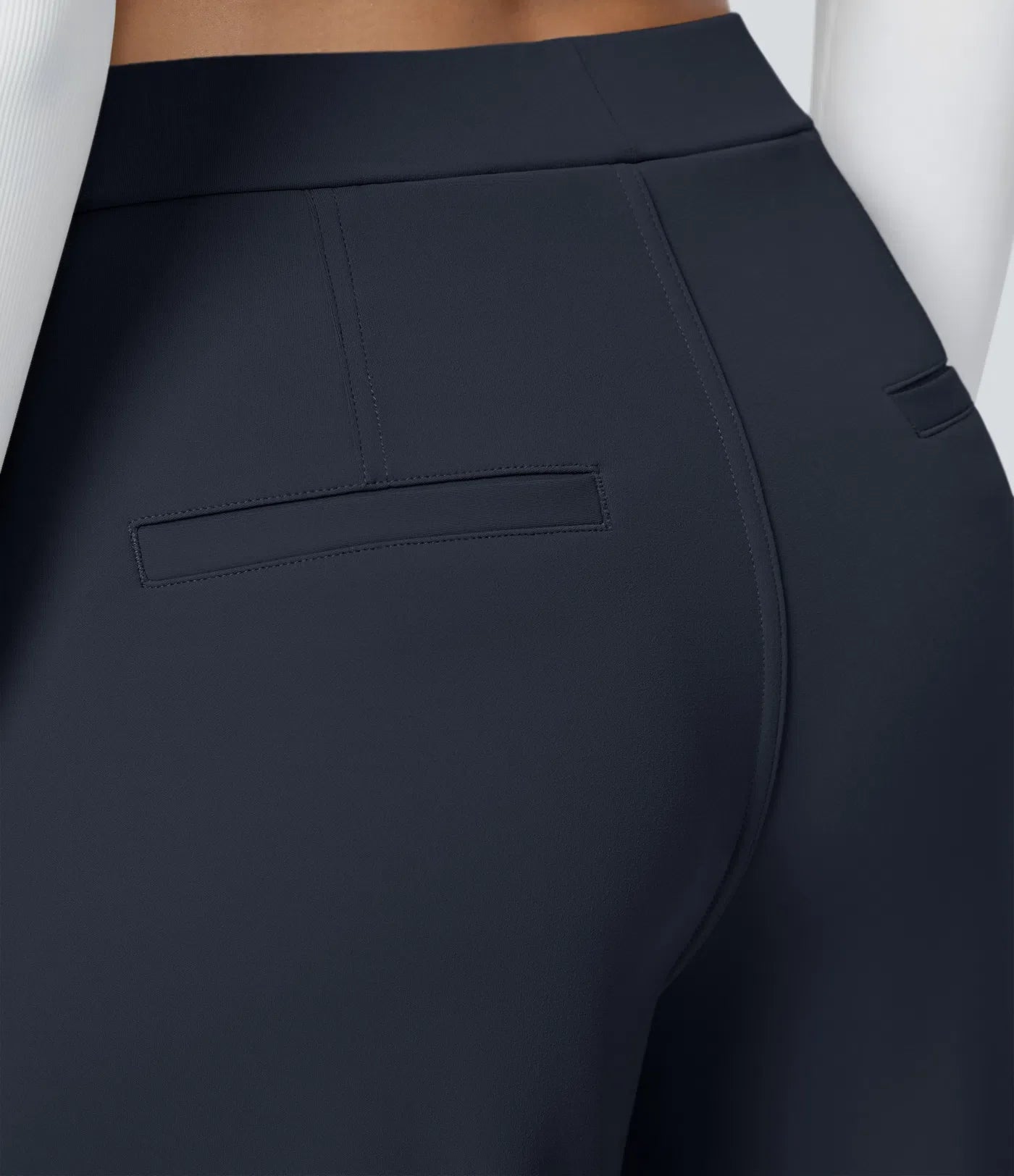 Pantalon tailleur ALERA Flex™ DayStretch à taille haute, coupe droite, avec poches pratiques.