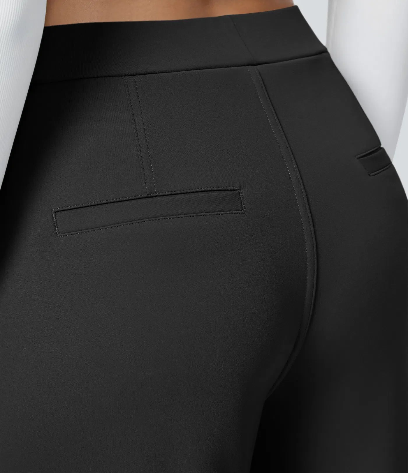 Pantalon tailleur ALERA Flex™ DayStretch à taille haute, coupe droite, avec poches pratiques.